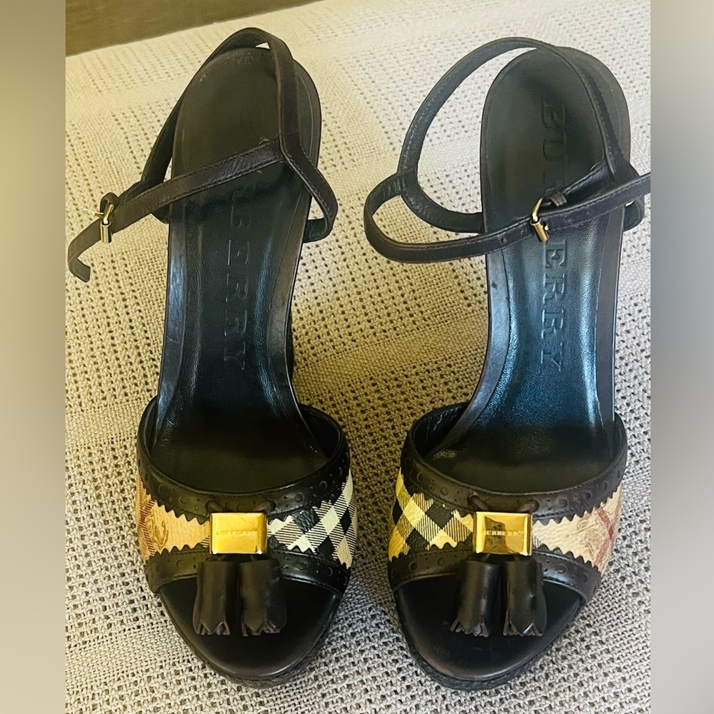 Burberry Wedges, the epitome of elegance. Perfect for any occasion. - Picture 3 of 7